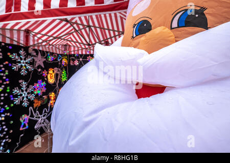 Varsovie, Pologne. 15 Décembre, 2018. Il pleut sur le Père Noël gonflable dans la rue boutique de Noël. Crédit : Robert/Pastryk Alamy Live News Banque D'Images