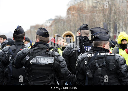 Paris, France. 15 décembre 2018. Démonstration de la jaune mouvement sur 15 décembre - Champs-Elysées - Paris - France Crédit : Frédéric VIELCANET/Alamy Live News Banque D'Images