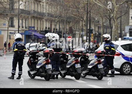 Paris, France. 15 décembre 2018. Démonstration de la jaune mouvement sur 15 décembre - Champs-Elysées - Paris - France Crédit : Frédéric VIELCANET/Alamy Live News Banque D'Images