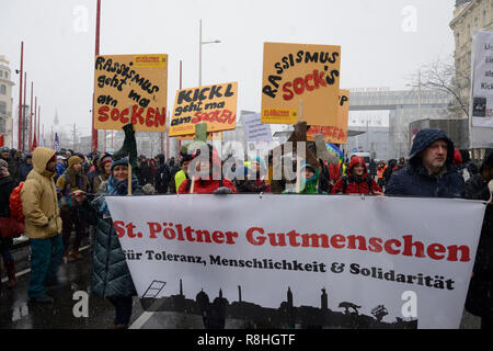 Vienne, Autriche. 15 décembre 2018. L'Alliance Hot Autumn, composée d'organisations de gauche et syndicales, a annoncé samedi une "grande manifestation" contre le gouvernement fédéral autrichien, avec jusqu'à dix mille manifestants attendus. L'image montre une bannière avec l'inscription "bonnes personnes pour la tolérance, l'humanité et la solidarité". Credit: Franz PERC / Alamy Live News Banque D'Images