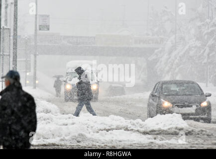 Novi Sad, Serbie. 15 décembre 2018. Jours de neige en Serbie. Les fortes chutes de neige en Serbie rend plus difficile des peuples et en ralentissant la circulation Nenad Mihajlovic photo Credit : Nenad Mihajlovic/Alamy Live News Banque D'Images