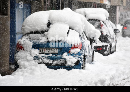Novi Sad, Serbie. 15 décembre 2018. Jours de neige en Serbie. Les fortes chutes de neige en Serbie rend plus difficile des peuples et en ralentissant la circulation Nenad Mihajlovic photo Credit : Nenad Mihajlovic/Alamy Live News Banque D'Images