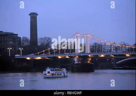 Londres, Royaume-Uni. 15 décembre 2018. Albert Bridge sous la pluie.Storm Deirdre approches. Samedi après-midi la pluie lourde dans Battersea Park. Credit : JOHNNY ARMSTEAD/Alamy Live News Crédit : JOHNNY ARMSTEAD/Alamy Live News Crédit : JOHNNY ARMSTEAD/Alamy Live News Crédit : JOHNNY ARMSTEAD/Alamy Live News Crédit : JOHNNY ARMSTEAD/Alamy Live News Banque D'Images