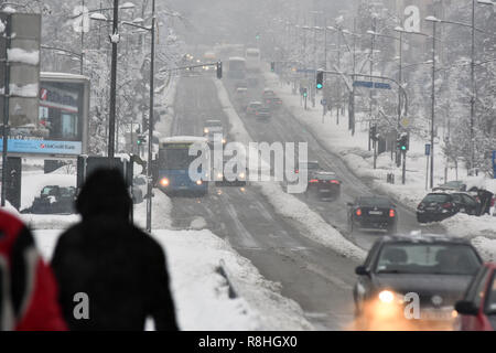 Novi Sad, Serbie. 15 décembre 2018. Jours de neige en Serbie. Les fortes chutes de neige en Serbie rend plus difficile des peuples et en ralentissant la circulation Nenad Mihajlovic photo Credit : Nenad Mihajlovic/Alamy Live News Banque D'Images
