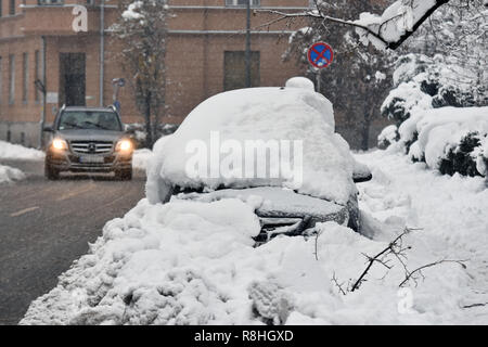 Novi Sad, Serbie. 15 décembre 2018. Jours de neige en Serbie. Les fortes chutes de neige en Serbie, voiture couverte de neige blanc frais Nenad Mihajlovic photo Credit : Nenad Mihajlovic/Alamy Live News Banque D'Images
