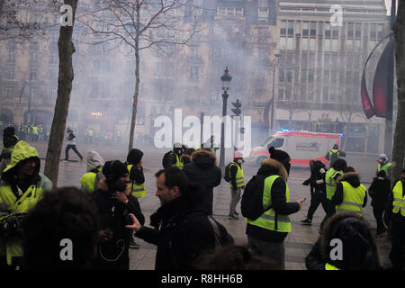 Paris, France. 15 décembre 2018. Les ambulances sont victimes d'affrontements se précipiter vers les hôpitaux autour, Crédit : Roger Ankri/Alamy Live News Banque D'Images