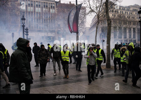 Paris, France. 15 décembre 2018. En dépit moindre nombre de manifestants, mais des affrontements sont survenus sur l'Avenue des Champs Elysées : Crédit Roger Ankri/Alamy Live News Banque D'Images