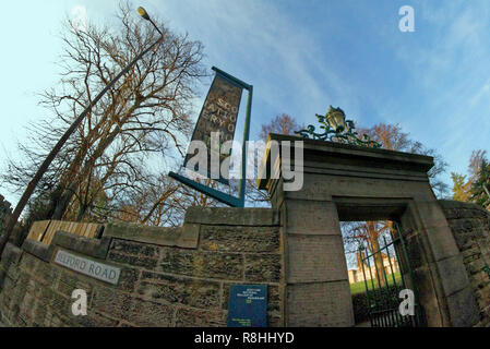 Edinburgh, Ecosse, Royaume-Uni, le 14 décembre. Exposition Andy Warhol assisté par les touristes à Édimbourg pour la nouvelle année et les fêtes de Noël à la Scottish National Gallery of Modern Art Deux modernes. Gerard crédit Ferry/Alamy Live News Banque D'Images