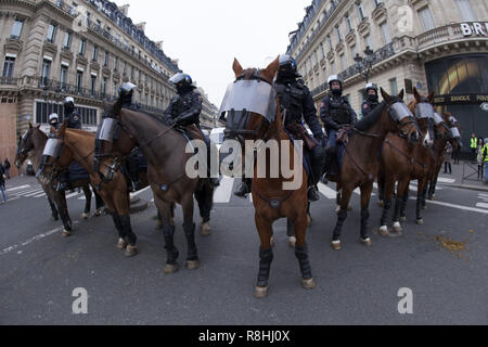 Paris, France. Le 15 décembre, 2018. Cinquième samedi de protestation, le mouvement des gilets jaunes contre les taxes sur le carburant, le coût de la vie et de la baisse du pouvoir d'achat, Place de l'Opéra à Paris, France, le 15 décembre 2018. Photo : Yann Bohac/ZUMA/Alamy Fil Live News Banque D'Images