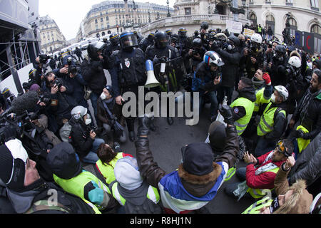 Paris, France. Le 15 décembre, 2018. Cinquième samedi de protestation, le mouvement des gilets jaunes contre les taxes sur le carburant, le coût de la vie et de la baisse du pouvoir d'achat, Place de l'Opéra à Paris, France, le 15 décembre 2018. Photo : Yann Bohac/ZUMA/Alamy Fil Live News Banque D'Images