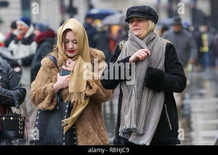 Londres, Royaume-Uni. 15 décembre 2018. Les femmes couple chaud de finalisation avec écharpe et manteau d'hiver sur un temps froid et pluvieux à Londres comme la neige est tombée dans certaines parties de la Grande-Bretagne. Credit : Dinendra Haria/Alamy Live News Banque D'Images