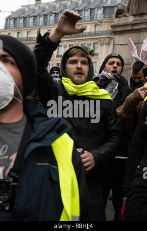 Paris, France, 15 Décembre, 2018. Les manifestants crier en face de l'Opéra Garnier. Autour de 2 000 manifestants portant des gilets jaunes ('gilets jaunes') a démontré à Paris contre les augmentations d'impôts et les pertes de pouvoir d'achat pour le cinquième dimanche dans une rangée. Credit : Christelle Chanut/Alamy Live News Banque D'Images