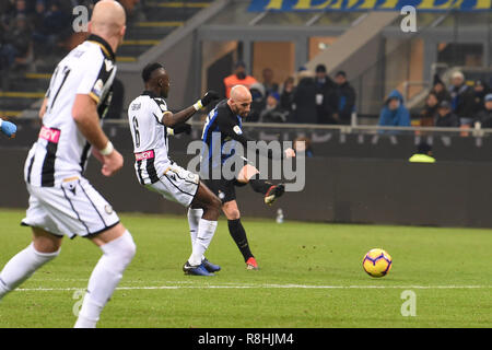 Milan, Italie. 15 décembre 2018. Foto Claudio Grassi/LaPresse 15 dicembre 2018 Milano (Mi) Italia sport Inter vs Udinese Calcio - Campionato di Calcio Serie A TIM 2018/2019 - stadio Giuseppe Meazza. Nella foto : Borja Valero (# 20) al tiro Milan (MI) Italy sport soccer FC Internazionale Milan vs Udinese Calcio - Football Ligue Championnat Italien Serie A TIM 2018/2019 - stade Giuseppe Meazza. Dans le pic : Borja Valero (# 20) tournage Crédit : LaPresse/Alamy Live News Crédit : LaPresse/Alamy Live News Banque D'Images