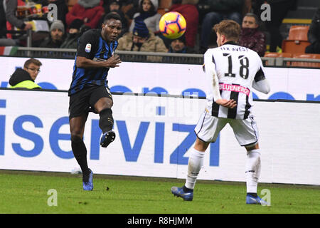 Milan, Italie. 15 décembre 2018. Milan (MI) Italy sport soccer FC Internazionale Milan vs Udinese Calcio - Football Ligue Championnat Italien Serie A TIM 2018/2019 - stade Giuseppe Meazza. Dans le pic : Kwadwo Asamoah (# 18) Credit : LaPresse/Alamy Live News Crédit : LaPresse/Alamy Live News Banque D'Images