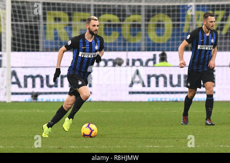 Milan, Italie. 15 décembre 2018. Milan (MI) Italy sport soccer FC Internazionale Milan vs Udinese Calcio - Football Ligue Championnat Italien Serie A TIM 2018/2019 - stade Giuseppe Meazza. Dans le pic : Marcelo Brozovic (# 77 Inter) Credit : LaPresse/Alamy Live News Crédit : LaPresse/Alamy Live News Banque D'Images