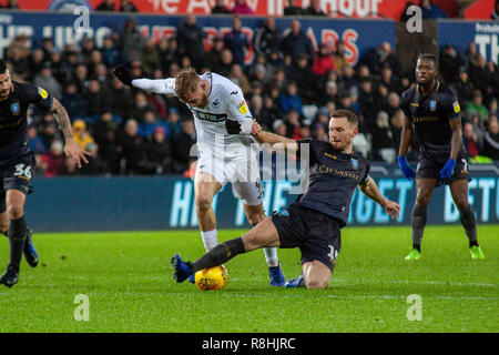 Swansea, Pays de Galles, Royaume-Uni. 15 décembre 2018. Swansea City striker Oli McBurnie est abordé. Match de championnat Skybet EFL, Swansea City v Sheffield mercredi au Liberty Stadium de Swansea, Pays de Galles du Sud le samedi 15 décembre 2018. Cette image ne peut être utilisé qu'à des fins rédactionnelles. Usage éditorial uniquement, licence requise pour un usage commercial. Aucune utilisation de pari, de jeux ou d'un seul club/ligue/dvd publications. Credit : Lewis Mitchell//Andrew Orchard la photographie de sport/Alamy live news Banque D'Images