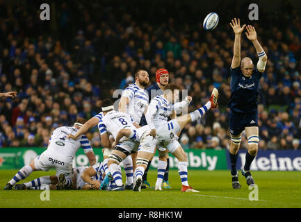 Aviva Stadium de Dublin, Irlande. Le 15 décembre, 2018. European Champions Cup rugby, Leinster et baignoire, baignoire de Chudley se lance la balle : Action Crédit claire Plus Sport Images/Alamy Live News Banque D'Images