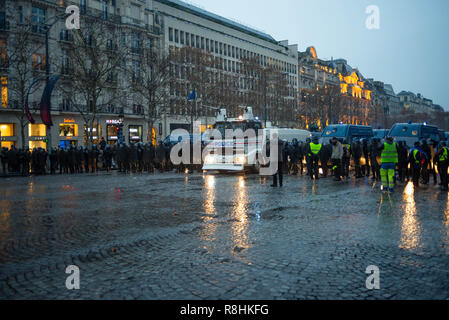 Paris, France. 15 décembre 2018. Cordon de police avec armored réservoir d'eau et plusieurs manifestants. Gilet jaune (Gilet jaune) manifestation sur les Champs-Elysées, Paris, le 15 décembre 2018. Credit : Julien Garnier/Alamy Live News Banque D'Images