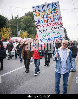 Athènes, Grèce. Le 15 décembre, 2018. Un homme âgé vu holding a placard lors d'un rassemblement contre de nouvelles réductions.Des milliers de retraités sont descendus dans la rue comme ils ont marché vers le bureau du Premier Ministre grec, exigeant le remboursement de l'ensemble des déductions qui ont été touchés dans leur retraite dans le cadre de mesures d'austérité. Credit : Loannis Alexopoulos/SOPA Images/ZUMA/Alamy Fil Live News Crédit : ZUMA Press, Inc./Alamy Live News Banque D'Images