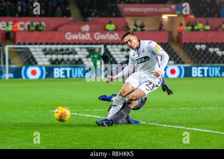 Swansea, Pays de Galles, Royaume-Uni. 15 décembre 2018. Swansea City dvd Connor Roberts est abordé. Match de championnat Skybet EFL, Swansea City v Sheffield mercredi au Liberty Stadium de Swansea, Pays de Galles du Sud le samedi 15 décembre 2018. Cette image ne peut être utilisé qu'à des fins rédactionnelles. Usage éditorial uniquement, licence requise pour un usage commercial. Aucune utilisation de pari, de jeux ou d'un seul club/ligue/dvd publications. pic de Lewis Mitchell//Andrew Orchard la photographie de sport/Alamy live news Banque D'Images