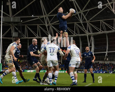 Aviva Stadium de Dublin, Irlande. Le 15 décembre, 2018. European Champions Cup rugby, Leinster et baignoire ; Jack Conan (Leinster) rassemble l'alignement ball Crédit : Action Plus de Sports/Alamy Live News Banque D'Images