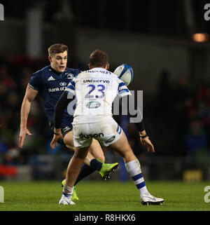 Aviva Stadium de Dublin, Irlande. Le 15 décembre, 2018. European Champions Cup rugby, Leinster et baignoire ; Garry Ringrose (Leinster) plaquettes la balle à l'angle d'Action Crédit : Plus de Sports/Alamy Live News Banque D'Images