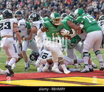 Albuquerque, Nouveau Mexique. Le 15 décembre, 2018. North Texas Mean Green running back DeAndre Torrey (13)promenades dans pour un touché dans la première moitié lors de la NCAA Football jeu La 13e édition de New Mexico Bowl entre North Texas Mean Green et Utah State Aggies sur terrain de la succursale à Dreamstyle Stadium à Albuquerque, Nouveau Mexique. L'image de crédit © Lou Novick/Cal Sport Media/Alamy Live News Banque D'Images