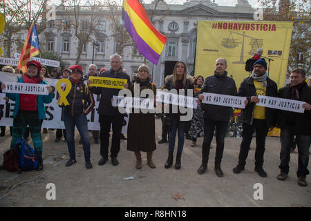 Madrid, Espagne. Le 15 décembre, 2018. Les membres de la société civile catalane vu tenant des pancartes exigeant la justice pendant la manifestation.Sous le slogan ''il n'y a pas de justice'' environ 150 personnes ont protesté devant la Cour suprême pour exiger la justice et la liberté pour les leaders du mouvement d'indépendance en Catalogne emprisonnés en vertu de l'article 155 de la Constitution espagnole comme l'Oriol Junqueras, Jordi Turull, Raul Romeva, Joaquim Formulaire, Jordi SÃ¡Sánchez ou Jordi Cuixart, parmi beaucoup d'autres. Credit : Lito Lizana SOPA/Images/ZUMA/Alamy Fil Live News Banque D'Images