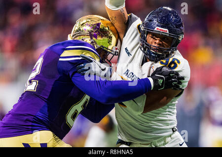 North Carolina A&T Aggies défensive fin Sam bleu (96) et Alcorn State Braves offensive ligne Kevin Hall (62) au cours de la célébration d'AFR Bowl NCAA College Football match entre North Carolina A&T et Alcorn State le samedi 15 Déc 2018 au Stade Mercedes-Benz à Atlanta, GA. Jacob Kupferman/CSM Banque D'Images