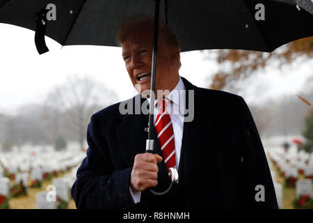 Arlington, États-Unis d'Amérique. Le 15 décembre, 2018. Le Président des Etats-Unis, Donald J. Trump s'adresse aux journalistes qu'il visite l'article 60 au Cimetière National d'Arlington à Arlington, en Virginie, le 15 décembre 2018. Crédit : Yuri Gripas/Piscine via CNP | Conditions de crédit dans le monde entier : dpa/Alamy Live News Banque D'Images