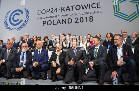 Katowice, Pologne. Le 15 décembre, 2018. Les participants du sommet sur le climat sont heureux de la décision du compromis avec Michal Kurtyka (avant, 3e à gauche), président du sommet des Nations Unies sur le climat COP24. L'objectif de cet accord est de limiter le réchauffement à deux degrés bien au-dessous. Credit : Monika Skolimowska/dpa-Zentralbild/dpa/Alamy Live News Banque D'Images