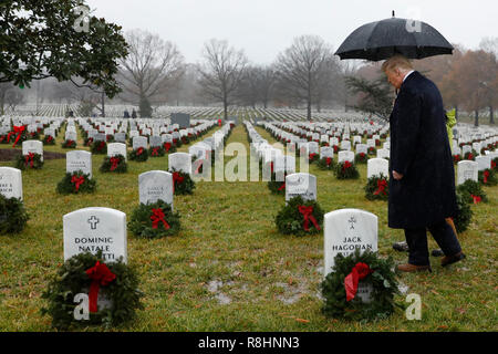 Arlington, États-Unis d'Amérique. Le 15 décembre, 2018. Le Président des Etats-Unis, Donald J. Trump Article 60 visites au cimetière national d'Arlington à Arlington, en Virginie, le samedi 15 Décembre, 2018. Crédit : Yuri Gripas/Piscine via CNP | Conditions de crédit dans le monde entier : dpa/Alamy Live News Banque D'Images