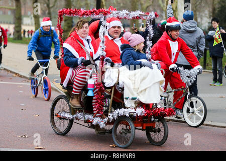 Londres, Royaume-Uni. Le 15 décembre, 2018. Une famille habillé en père Noël sont vus dans Horse Guards Parade avant le vélo pendant l'événement.Vélo à travers Londres pour accroître la sensibilisation et de l'argent pour l'Evelina Children's Hospital de Londres (ECHO), pour les enfants ayant des troubles cardiaques. L'événement annuel a débuté il y a quatre ans après Stéphane Wright's fils Tommy, victime d'une crise cardiaque et a passé du temps à Evelina Londres. Tommy était seulement de 6 mois quand il a subi une crise cardiaque et près de la mort. Heureusement Tommy bien récupéré mais nécessitera d'autres opérations comme il grandit, donc sera de retour à Banque D'Images