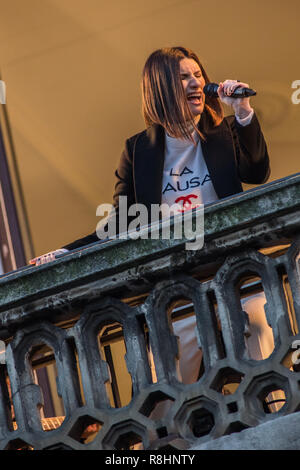 Milan, Italie. 15 décembre 2018. La chanteuse/compositrice italienne Laura Pausini live au persorm Mondadori Store et répond aux fans de présenter le nouvel album 'Fatti Sentire' et la prochaine tournée italienne avec Biagio Antonacci. Credit : Rodolfo Sassano/Alamy Live News Banque D'Images