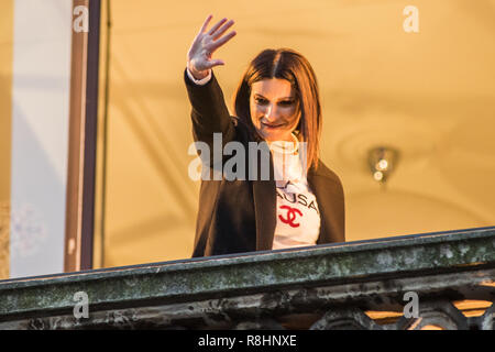 Milan, Italie. 15 décembre 2018. La chanteuse/compositrice italienne Laura Pausini live au persorm Mondadori Store et répond aux fans de présenter le nouvel album 'Fatti Sentire' et la prochaine tournée italienne avec Biagio Antonacci. Credit : Rodolfo Sassano/Alamy Live News Banque D'Images