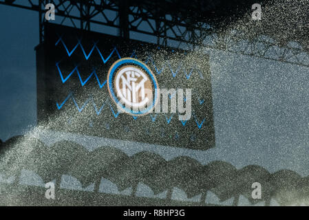 Milan, Italie. Le 15 décembre 2018. Une vue générale du stade au coucher du soleil avant le match de football, Serie A Inter Milan vs Udinese Calcio au stade Meazza de San Siro à Milan, Italie le 15 décembre 2018 Crédit : Piero Cruciatti/Alamy Live News Banque D'Images