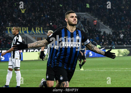 Milan, Italie. Le 15 décembre 2018. L'avant Mauro Icardi (Inter) célèbre après avoir marqué un but au cours de la série d'un match de football, l'Inter Milan vs Udinese Calcio au stade Meazza de San Siro à Milan, Italie le 15 décembre 2018 Crédit : Piero Cruciatti/Alamy Live News Banque D'Images