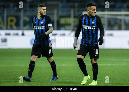 Milan, Italie. Le 15 décembre 2018. L'avant Mauro Icardi (Inter) et l'avant Lautaro Martínez (Inter) regardez sur la série pendant un match de football, l'Inter Milan vs Udinese Calcio au stade Meazza de San Siro à Milan, Italie le 15 décembre 2018 Crédit : Piero Cruciatti/Alamy Live News Banque D'Images