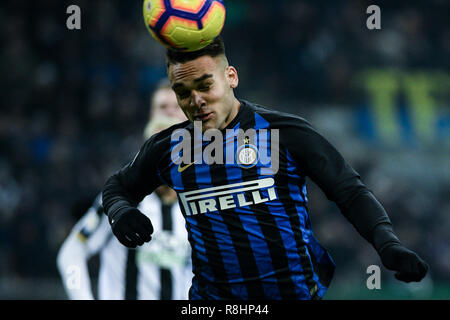 Milan, Italie. Le 15 décembre 2018. Lautaro avant Martínez (Inter) va pour un en-tête pendant le match de football, Serie A Inter Milan vs Udinese Calcio au stade Meazza de San Siro à Milan, Italie le 15 décembre 2018 Crédit : Piero Cruciatti/Alamy Live News Banque D'Images