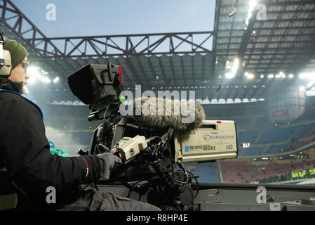 Milan, Italie. Le 15 décembre 2018. Une équipe de tournage les films avant la série d'un match de football, l'Inter Milan vs Udinese Calcio au stade Meazza de San Siro à Milan, Italie le 15 décembre 2018 Crédit : Piero Cruciatti/Alamy Live News Banque D'Images