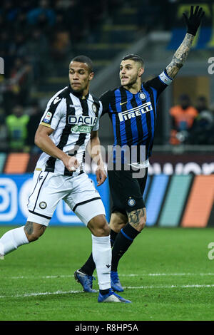 Milan, Italie. Le 15 décembre 2018. L'avant Mauro Icardi (Inter) au cours de la série de gestes d'un match de football, l'Inter Milan vs Udinese Calcio au stade Meazza de San Siro à Milan, Italie le 15 décembre 2018 Crédit : Piero Cruciatti/Alamy Live News Banque D'Images