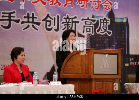 (181215) -- ST. LOUIS (États-Unis), le 15 décembre 2018 (Xinhua) -- Le ministre Xu Xueyuan (R) de l'ambassade de Chine aux États-Unis prononce un discours lors du 12e congrès annuel de l'école chinoise Association aux États-Unis (CSAUS) à St Louis du Missouri State, aux États-Unis, le 15 décembre 2018. L'École chinoise Association aux États-Unis a lancé sa 12ème convention annuelle le samedi ici dans les États du Midwest américain état du Missouri, avec plus de 500 représentants provenant de centaines d'écoles membres présents. Fondée en 1994, la CSAUS est un organisme national sans but lucratif de langue chinoise educa Banque D'Images