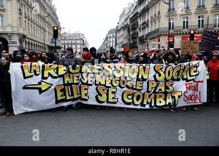 Paris, France. 15 décembre 2018. Personnes participent à une marche de protestation de la jaune contre la hausse du carburant et des prix du pétrole. Credit : ALEXANDROS MICHAILIDIS/Alamy Live News Banque D'Images