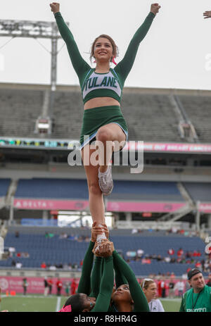 Orlando, Floride, USA. Le 15 décembre, 2018. Les cheerleaders de Tulane effectue sur la touche pendant la cure AutoNation Bowl match entre la Louisiane Ragin' Cajuns et la Tulane Green Wave au Camping World Stadium à Orlando, Floride. Kyle Okita/CSM/Alamy Live News Banque D'Images