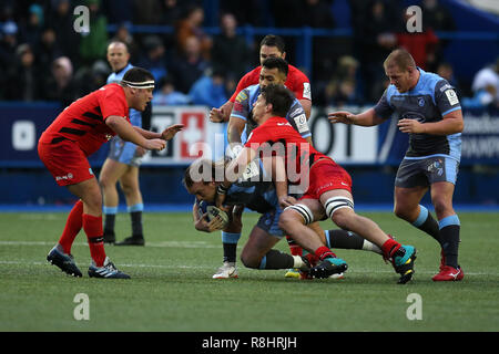 Cardiff, Wales, UK. Le 15 décembre 2018. Kristian Dacey de Cardiff Blues est abordé. Heineken Cup Champions, piscine 3 rugby match, Cardiff Blues v Saracens au Sport BT Cardiff Arms Park de Cardiff, le samedi 15 décembre 2018. Cette image ne peut être utilisé qu'à des fins rédactionnelles. Editorial uniquement. Photos par Andrew Andrew/Verger Verger la photographie de sport/Alamy live news Banque D'Images