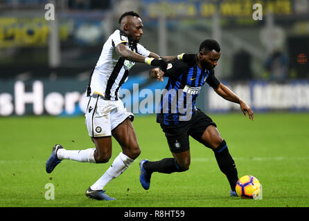 Milan, Italie. Le 15 décembre, 2018. L'Inter Milan's Kwanko Asamoah (R) le dispute à l'Udinese Seko Fofana au cours de la Serie un match de football entre l'Inter Milan et l'Udinese à Milan, Italie, le 15 décembre 2018. L'Inter Milan a gagné 1-0. Credit : Augusto Casasoli/Xinhua/Alamy Live News Banque D'Images