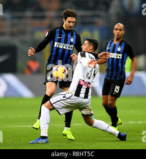 Milan, Italie. Le 15 décembre, 2018. L'Inter Milan's Sime Vrsaljko (L) le dispute à l'Udinese Rolando Mandragora pendant le match de football de Série A entre l'Inter Milan et l'Udinese à Milan, Italie, le 15 décembre 2018. L'Inter Milan a gagné 1-0. Credit : Augusto Casasoli/Xinhua/Alamy Live News Banque D'Images