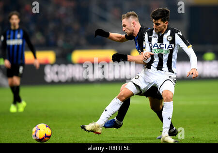 Milan, Italie. Le 15 décembre, 2018. L'Inter Milan a Skriniar (L) le dispute à l'Udinese Ignicio Pussetto au cours de la Serie un match de football entre l'Inter Milan et l'Udinese à Milan, Italie, le 15 décembre 2018. L'Inter Milan a gagné 1-0. Credit : Augusto Casasoli/Xinhua/Alamy Live News Banque D'Images