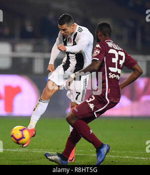 Turin, Italie. Le 15 décembre, 2018. La Juventus Cristiano Ronaldo (L) lance la balle au cours de la Serie un match de football entre la Juventus et Torino à Turin, Italie, le 15 décembre 2018. La Juventus a gagné 1-0. Credit : Alberto Lingria/Xinhua/Alamy Live News Banque D'Images