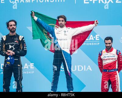 Riyadh, Arabie saoudite. Le 15 décembre, 2018. Je BMW Motorsport Andretti's Antonio Felix da Costa (C) du Portugal célèbre duirng la cérémonie de la formule E 2018 Ad Diriyah 'SAudia Barnett' E Prix à Riyad, en Arabie Saoudite, le 15 décembre, 2018. Credit : CIC/Xinhua/Alamy Live News Banque D'Images